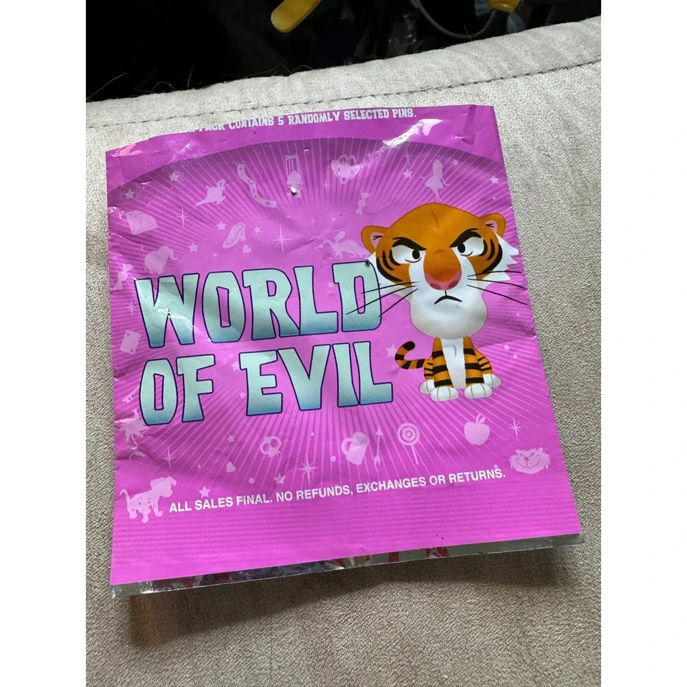 World of Evil Mystery Villains Disney Pin Queen of Hearts Alice AUTHENTIC
